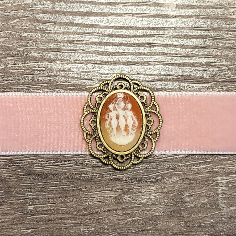 VELVET MUSE Three Graces Cameo Choker - Pink